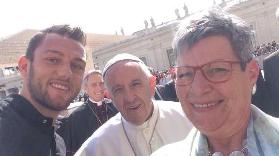 De Vrij santo subito: il difensore olandese incontra il Papa. E scatta il selfie... - FOTO