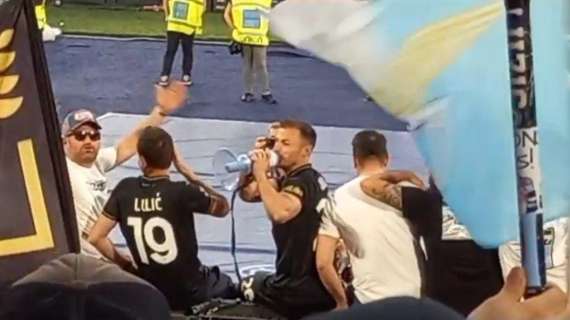 Lazio - Cremonese, Radu e Lulic versione ultras in Curva Nord - VIDEO