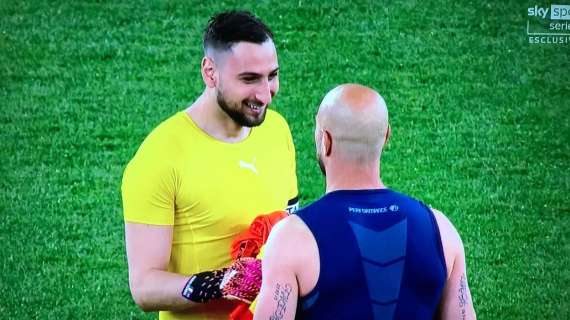 Lazio - Milan, Donnarumma scherza con Reina: tifosi rossoneri infuriati