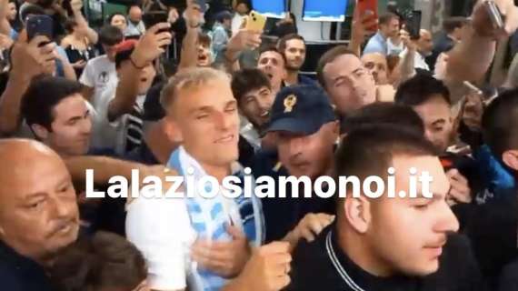 Lazio, tifosi impazziti per Isaksen: Fiumicino esplode d'amore - VIDEO