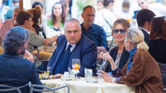 Tartine, Spritz e abbracci: Lotito pizzicato in centro con la moglie Cristina e... - FOTO