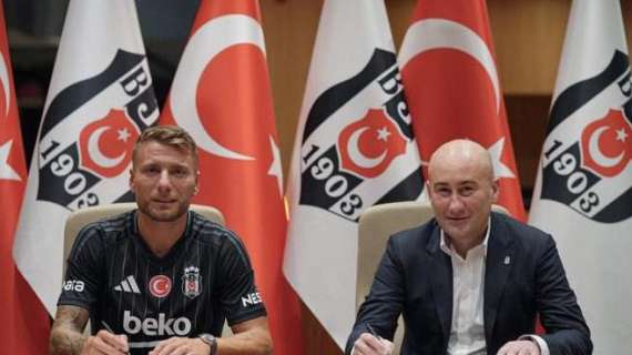 Lazio, Immobile-Besiktas: il momento della firma - FOTO