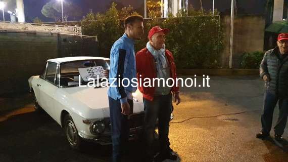 Lazio Automobilismo all'uscita dello stadio: Radu tra le macchine d'epoca - FOTO