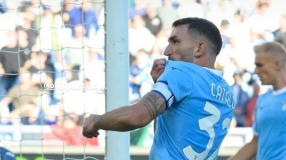 Lazio, il bacio di Cataldi: gol su rigore ed esultanza sotto la Nord - FOTO