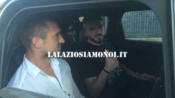 FORMELLO - Berisha lascia il centro sportivo: il calciatore in compagnia di Tare e dell'agente - FOTO&VIDEO