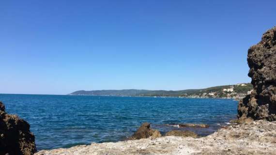Coronavirus / Palazzo Chigi chiarisce: "Chi abita al mare o al lago può già fare il bagno"