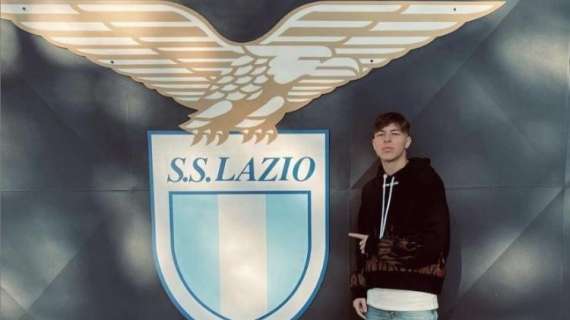 Lazio - Spezia, biancocelesti con una maglia per Guerini durante il riscaldamento - FOTO