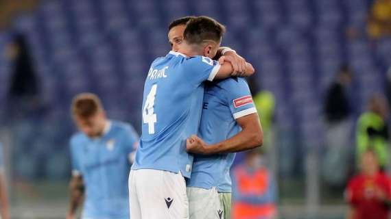 Lazio, l’amicizia in un’immagine: l’abbraccio tra Luiz Felipe e Patric – FOTO 