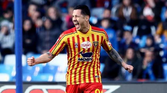 Serie A, il Lecce espugna Napoli (tra le polemiche). Genoa ok, doccia fredda Brescia