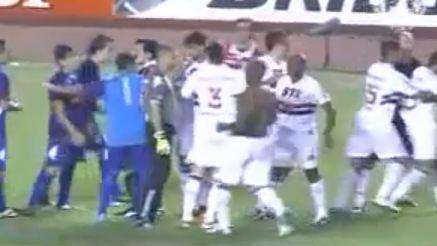 Coppa Sudamericana, finale far west San Paolo-Tigre: pistole negli spogliatoi! - VIDEO