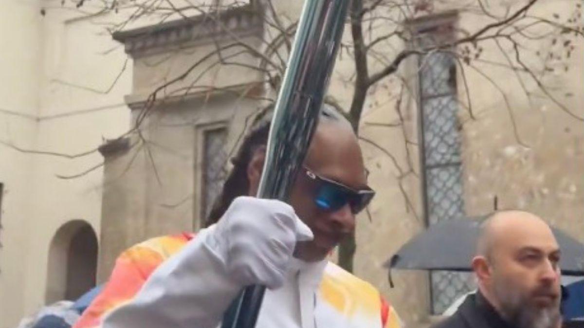Milano-Cortina, bagno di folla per il tedoforo Snoop Dog - VD