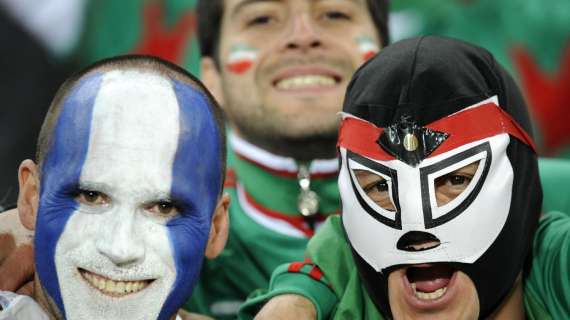 Mondiali Qatar | Messico eliminato e un tifoso perde la testa: il gesto folle - VIDEO