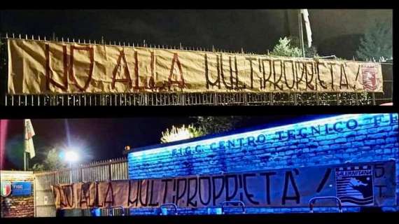 Salernitana, la protesta continua fuori Coverciano: lo striscione degli ultras - FOTO