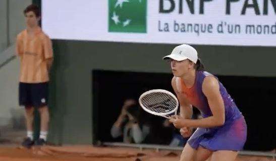 Wimbledon | Iga Swiatek pizzicata a 'rubare' gli asciugamani dopo il match - FT