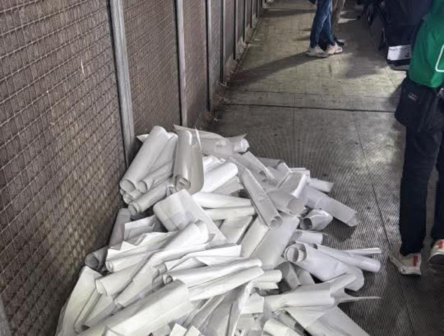 Lazio | 'Libertà calpestata': le foto dei cartoncini buttati 