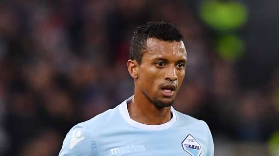 Nani che combini? Tifoso gli chiede un autografo e lui scappa con la maglia - VIDEO