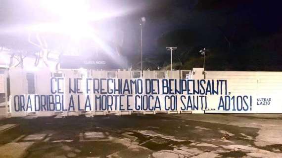 Addio Maradona, l'omaggio degli Ultras Lazio: "Dribbla la morte e gioca con i santi" - FT