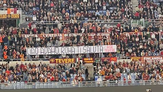 Morte Adamo Dionisi, spuntano due striscioni dei tifosi della Roma all'Olimpico - FOTO