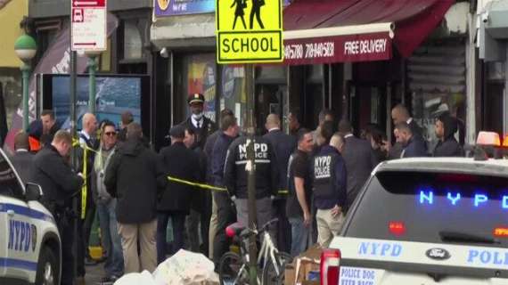 ULTIM’ORA – New York, spari nella metro a Brooklyn: almeno 13 feriti