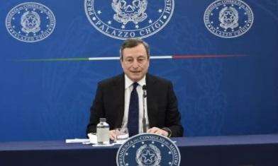 Draghi: "Dl Sostegni prima risposta alla povertà. Vaccino? Farò Astrazeneca"