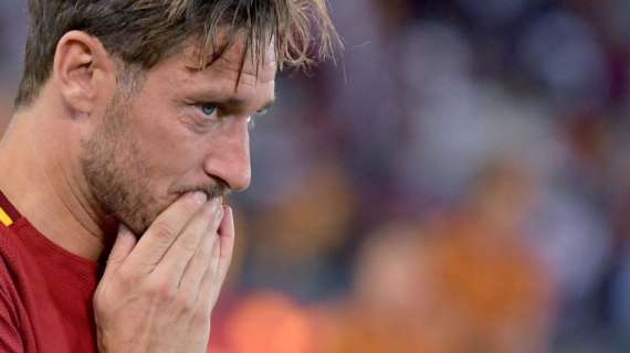 Totti perde contro la Lazio nel torneo di calciotto. E Nainggolan era sugli spalti...