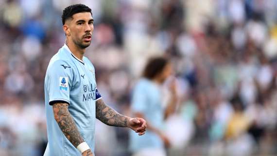Lazio, la maglia di Zaccagni diventa una scultura: la reazione del capitano - VIDEO