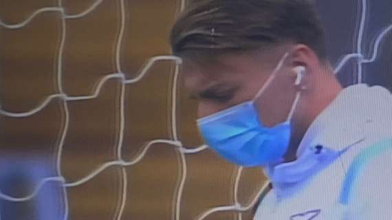 Lazio - Crotone, Immobile "assaggia" la porta: il gesto con i due pali - FOTO