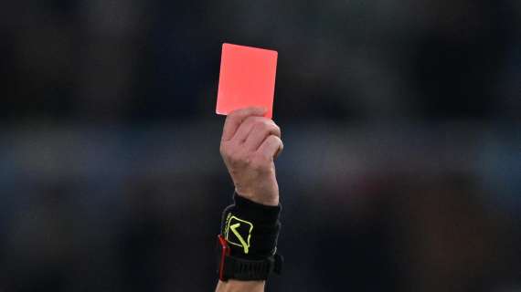 Clamoroso al Mondiale per Club: l'arbitro estrae il rosso... e un santino!
