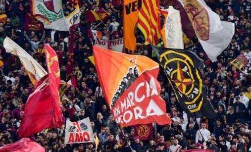 'Roma marcia ancora' e saluti romani: i tifosi giallorossi a Tirana - FOTO
