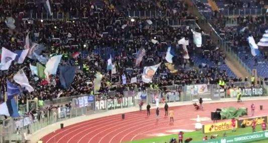 Fine partita, Radu festeggia sotto la Curva Nord le 300 con la maglia della Lazio - VIDEO