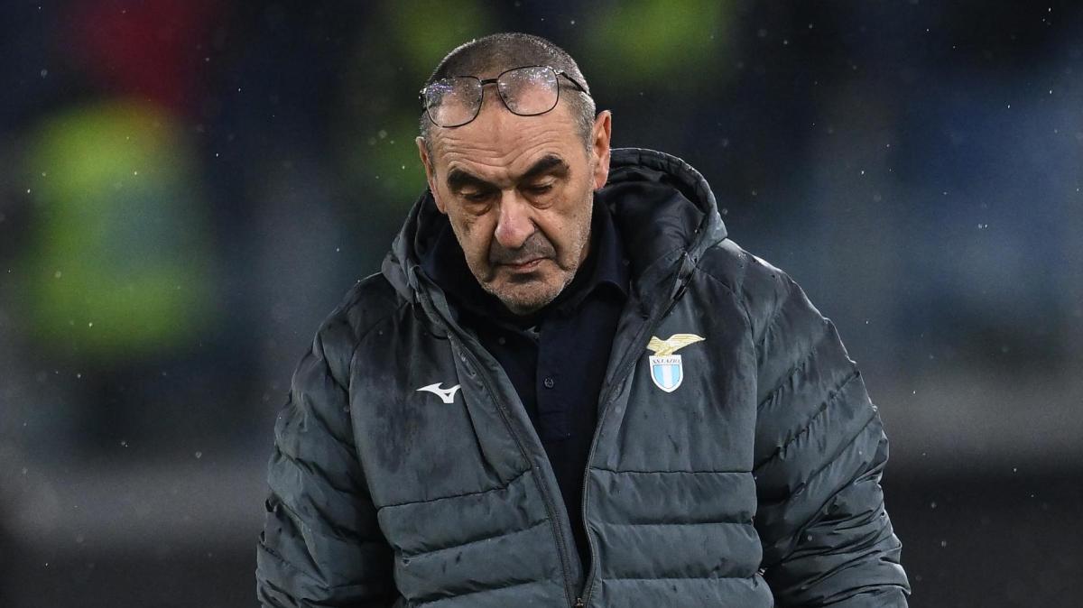 Lazio, la società sta spingendo Sarri alle dimissioni? Cosa sta succedendo