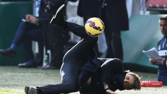 Inter-Genoa, Andreolli stende Mancini con una pallonata - VIDEO