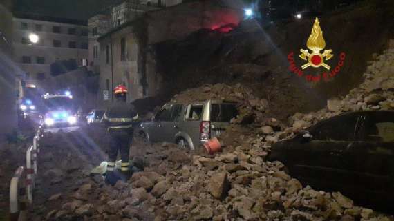 Roma | Crolla un muro a Trastevere: macchine distrutte in piena notte