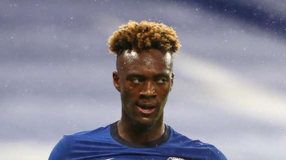 Roma, Abraham arriva a Ciampino ma la testa dei tifosi è tutta per la Lazio...