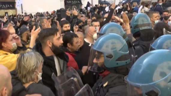 Covid, protesta ristoratori: scontri con la Polizia fuori da Montecitorio