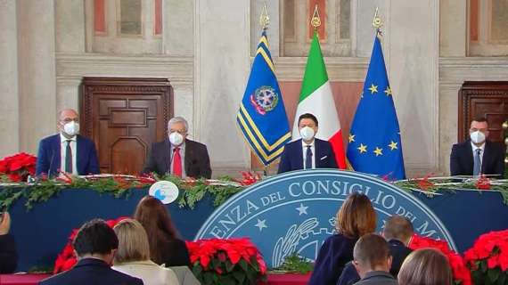 Conferenza Conte di fine 2020: "Vaccino, no obbligo, ma valutiamo tesserino sanitario. Lavoro? Preoccupati dopo marzo"