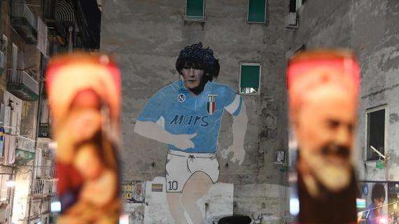 Maradona, l'omaggio di Giordano al murales dei Quartieri Spagnoli di Napoli