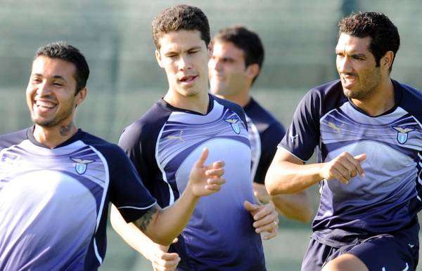 FORMELLO -  Reja non rinuncia ad Hernanes e lo lancia nel 3-4-2-1 con Zàrate e Floccari. A centrocampo testata ancora la coppia Brocchi - Matuzalem... Si ferma Garrido, tocca a Del Nero