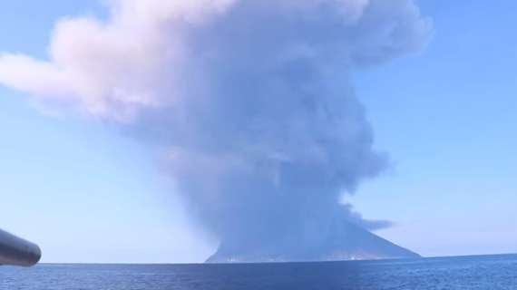 Stromboli, eruzione del vulcano: turisti in fuga si gettano in mare. Paura tsunami - VIDEO