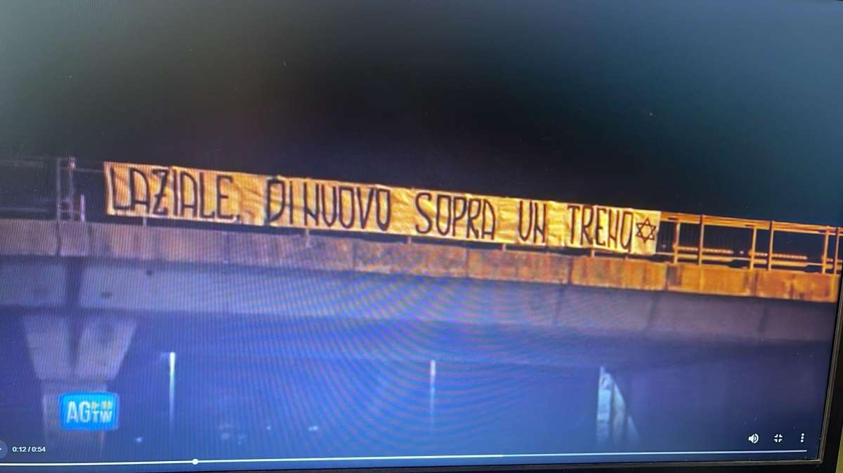 Roma - Lazio, striscione antisemita dei tifosi giallorossi: "Di nuovo..." - FOTO