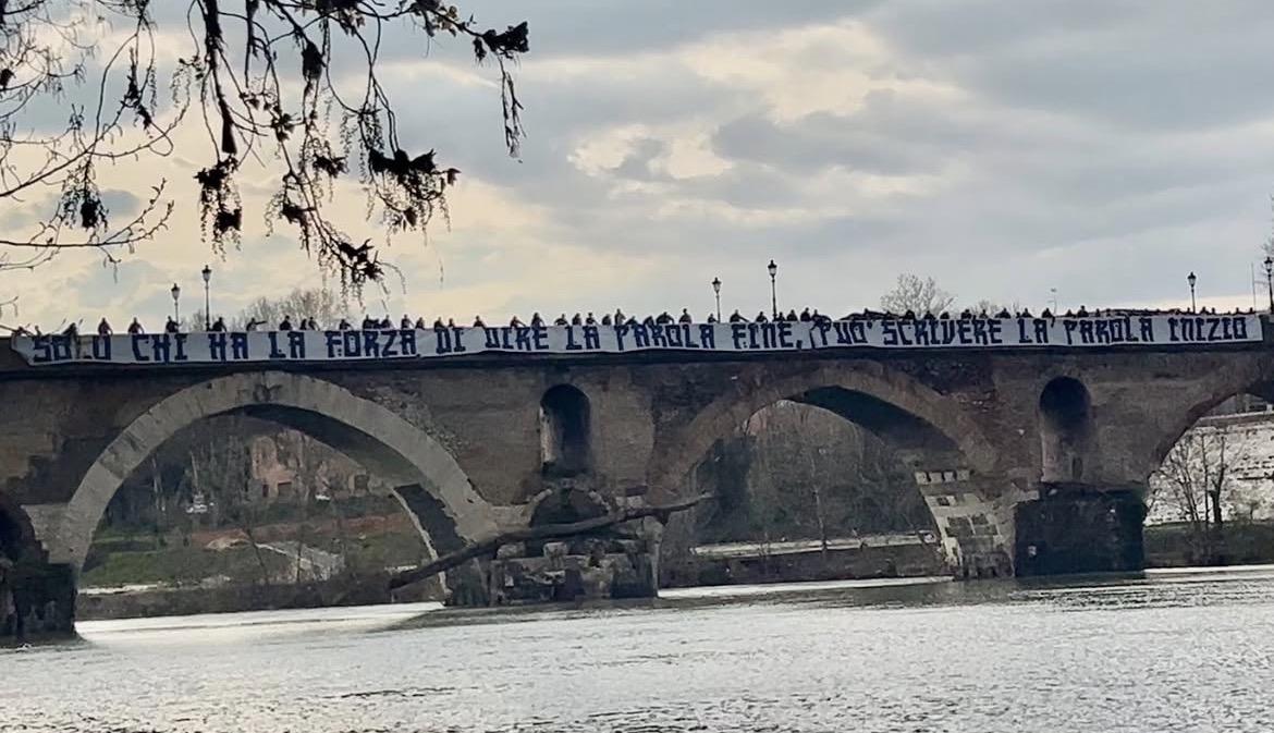 Lazio - Milan, negato l'ingresso di uno striscione: ora esposto a Ponte Milvio - FT