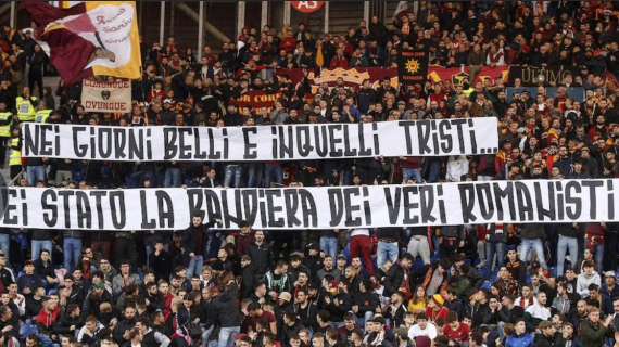 Roma, lo striscione per De Rossi e l'ennesimo errore di grammatica -FOTO