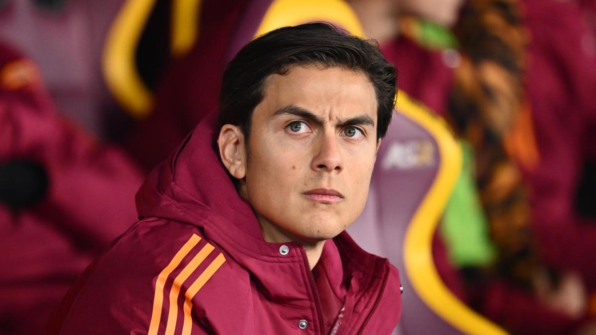Roma, altro stop per Dybala: si opera al ginocchio. I tempi di recupero