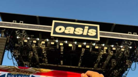 C'è anche la Lazio al concerto degli Oasis: a Manchester tra 'pezze' e adesivi - FOTO