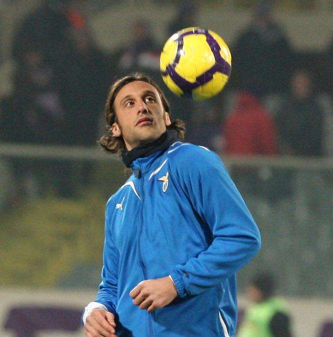 FORMELLO  Rifinitura: Reja pensa ad un 3-4-1-2 con Matuzalem e Mauri insieme e Brocchi a destra. Biava supera Siviglia, ballottaggio Stendardo-Dias. Convocati: out Diakitè