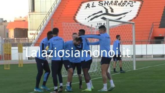 RIYAD - Lazio, torelli e scherzi: Jony perde e scappa, Milinkovic e Acerbi se la ridono - VIDEO