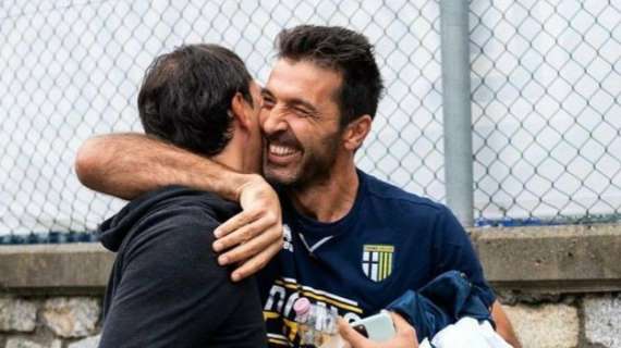 Nesta, la visita al Parma e l'abbraccio con Buffon. L'ex Lazio: "Sempre un piacere..." - FOTO