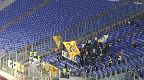 Lazio - Parma, striscione dei tifosi gialloblu per Diabolik: "Ciao Diablo" - FT