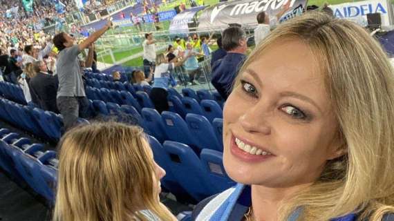 Lazio - Roma, Anna Falchi esulta all'Olimpico: "Con mia figlia e la vittoria del derby" - FOTO