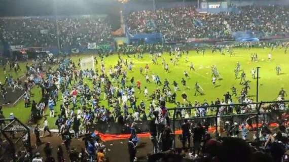 Indonesia, tragedia in campo: oltre 150 morti dopo l'invasione dei tifosi